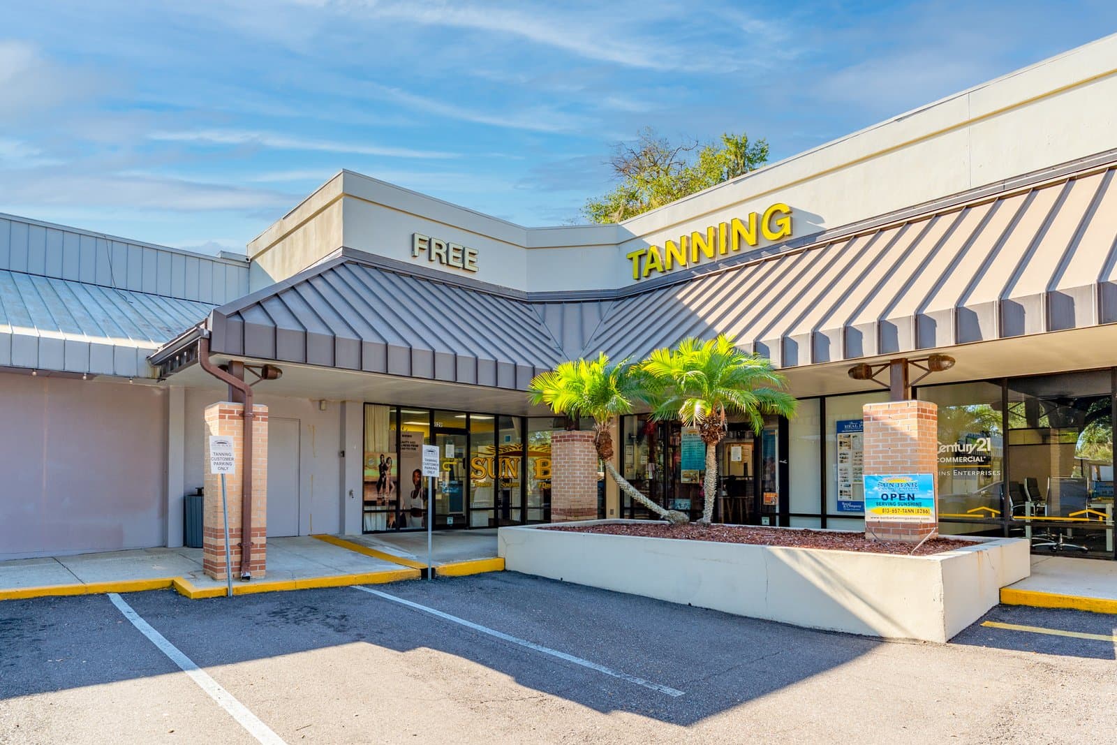Sun Bar Tanning Saloon storefront on W Brandon Blvd (Hwy 60) in Brandon, FL