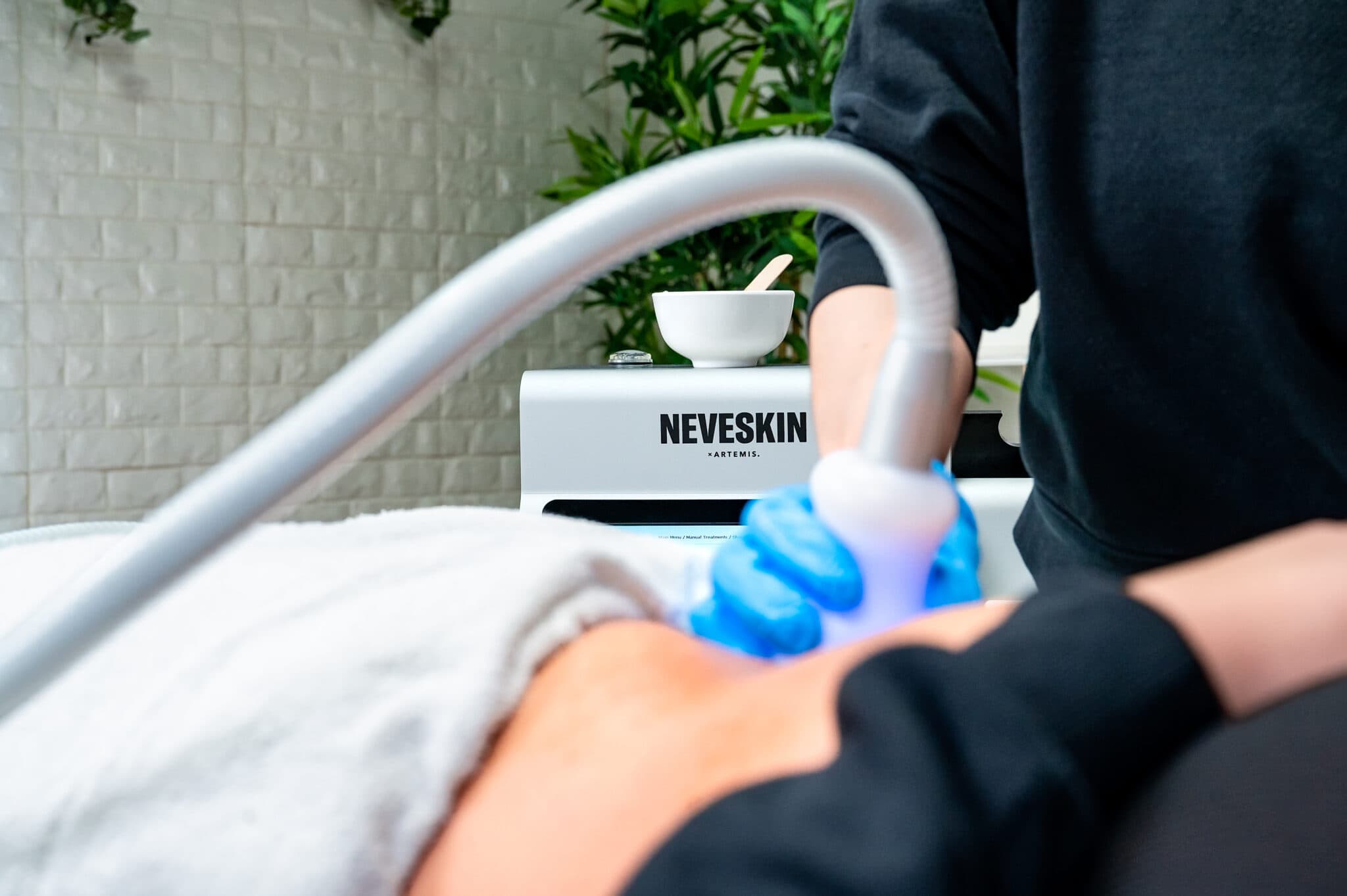 The Neveskin body contouring machine at Sun Bar in Brandon, FL
